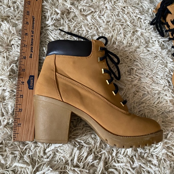 Zigi Soho Chunky heeled women’s boots that resemble “Timbs”, size 8 - Picture 3 of 13